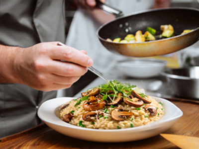 L'établissement Ostòria : restaurant créatif et immersif en Dordogne.