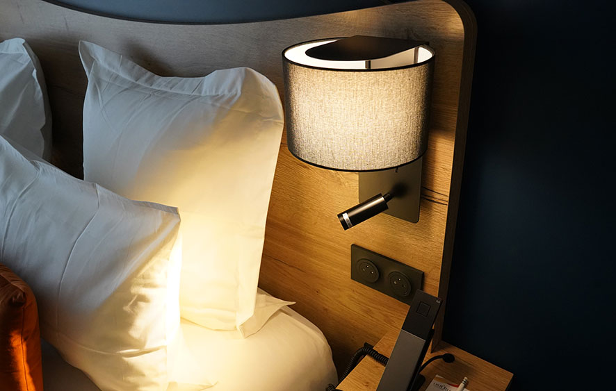 Chambre confort avec éclairage d’ambiance et tête de lit moderne dans un hôtel à Périgueux
