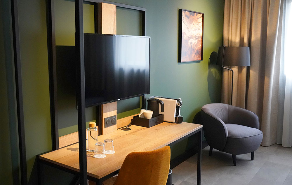 Chambre supérieure avec bureau, télévision et machine à café dans un hôtel à Périgueux