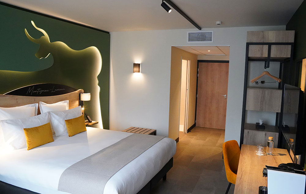 Chambre supérieure équipée avec bureau et penderie à l'hôtel Ostoria à Périgueux