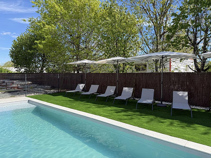 Piscine extérieure avec transats dans un hôtel à Périgueux en Dordogne