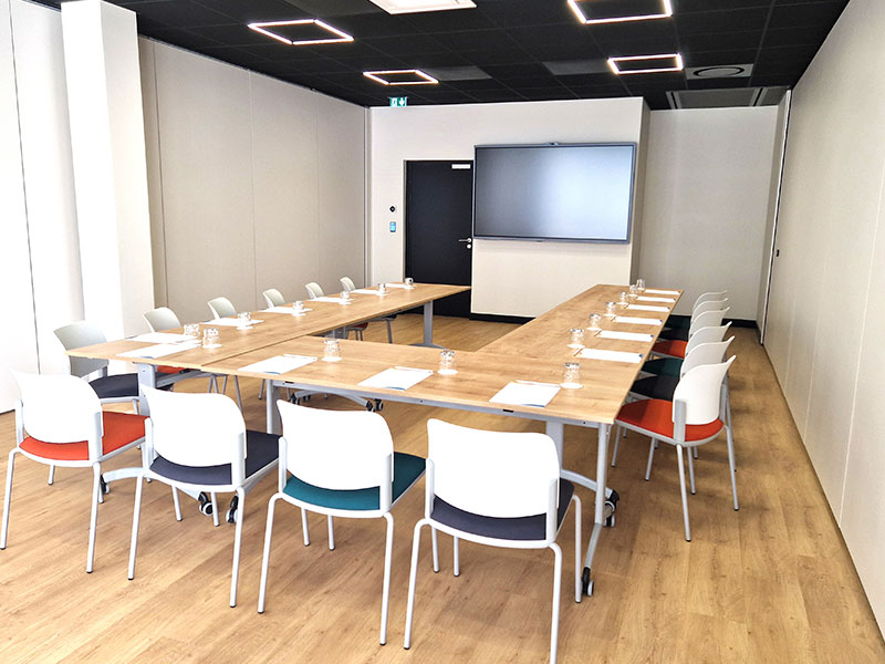 Salle de réunion à Périgueux avec écran et configuration en U pour formation