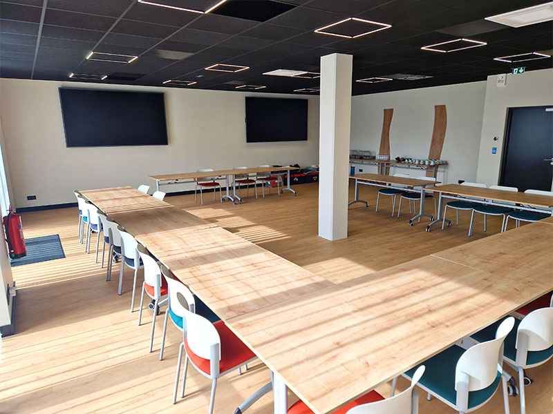Grande salle de séminaire à Périgueux en configuration réunion avec tables en U