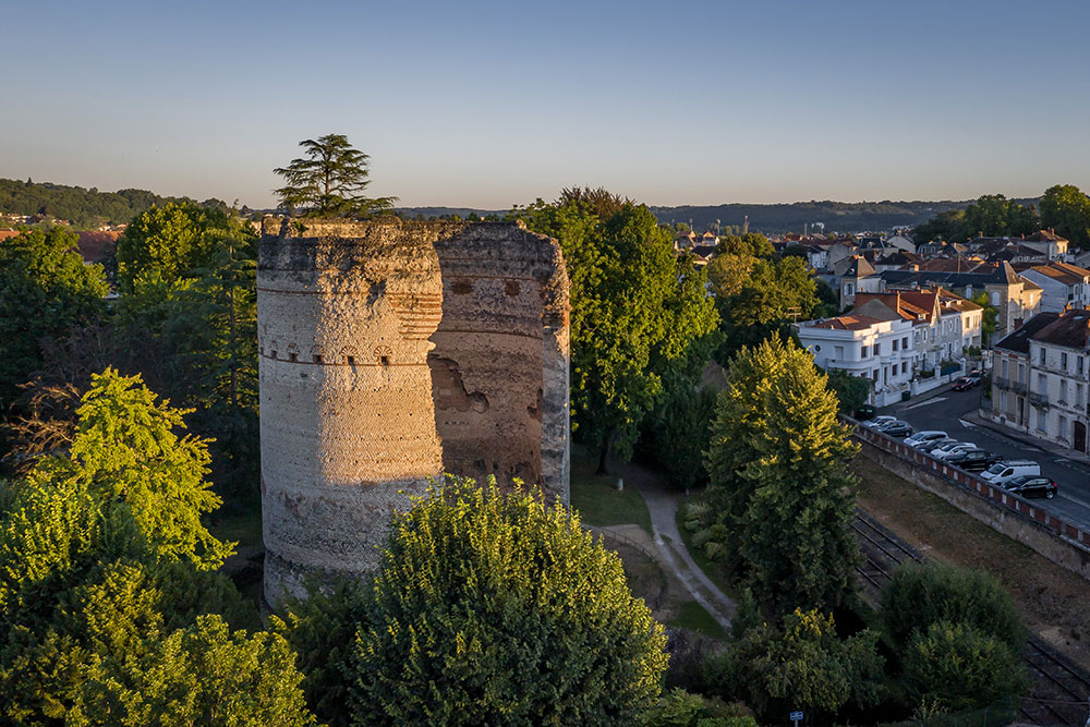 Tour de Vésone à Périgueux en Dordogne, vestige gallo-romain proche du centre-ville