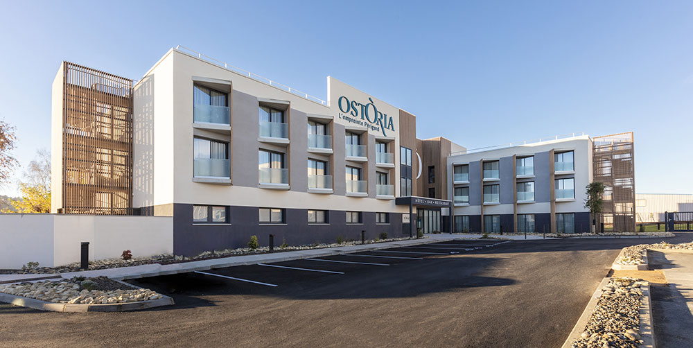 Façade de l’hôtel Ostoria à Périgueux avec parking et accès principal en Dordogne