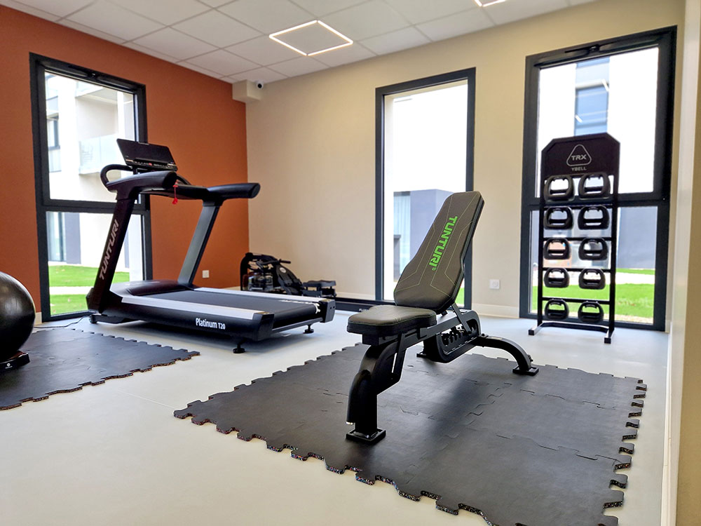 Salle de sport avec équipements fitness dans un hôtel à Périgueux