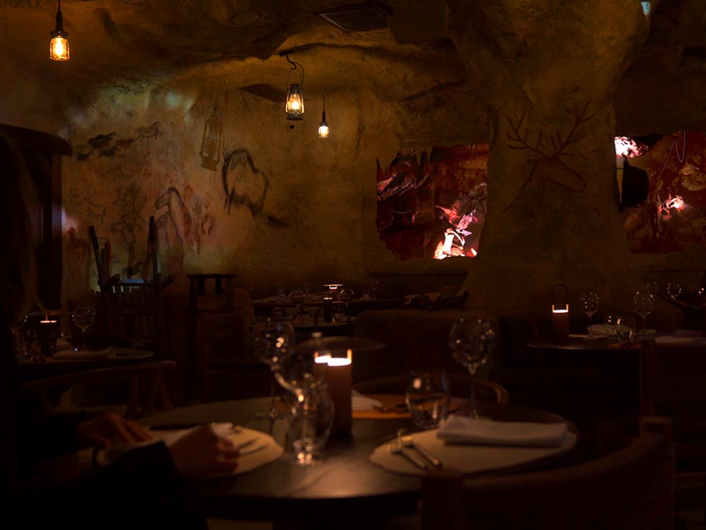 Salle immersive du restaurant Tôvera près de Périgueux inspirée des grottes préhistoriques du Périgord
