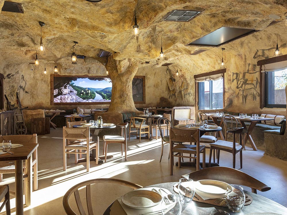 Salle de petit-déjeuner immersive de l’hôtel Ostoria près de Périgueux en Dordogne