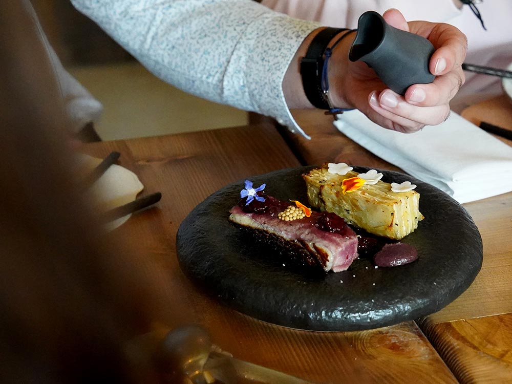 Plat gastronomique servi au restaurant immersif Tôvera près de Périgueux