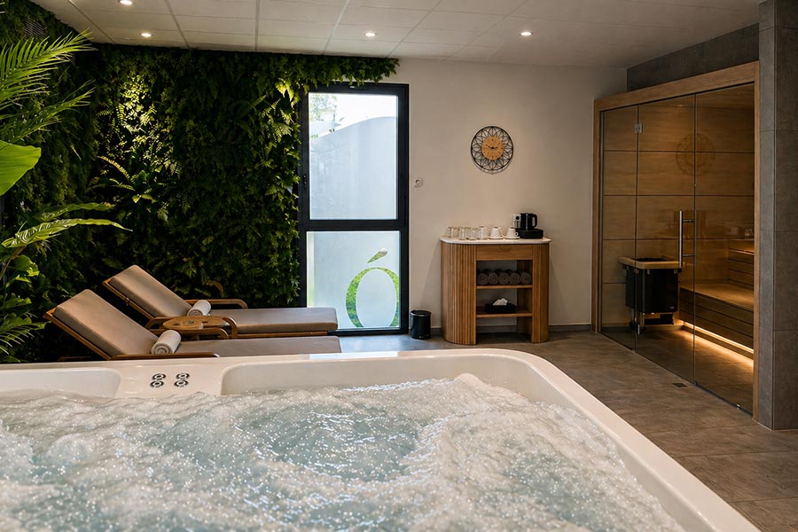 Espace bien-être avec jacuzzi, sauna et espace détente de l'hôtel Ostoria près de Périgueux en Dordogne