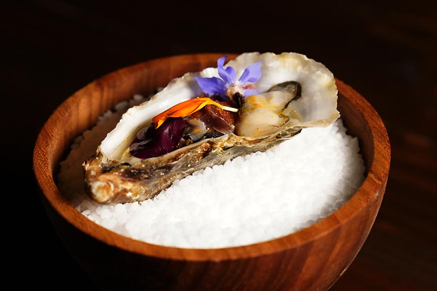 Gastronomic oyster plated by the chef at Restaurant Tòvera near Périgueux