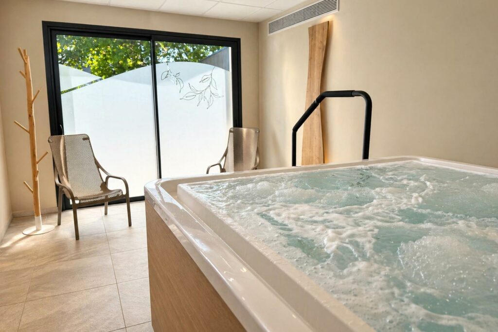 Jacuzzi de l'espace spa et bien-être de l'hôtel Ostoria près de Périgueux en Dordogne