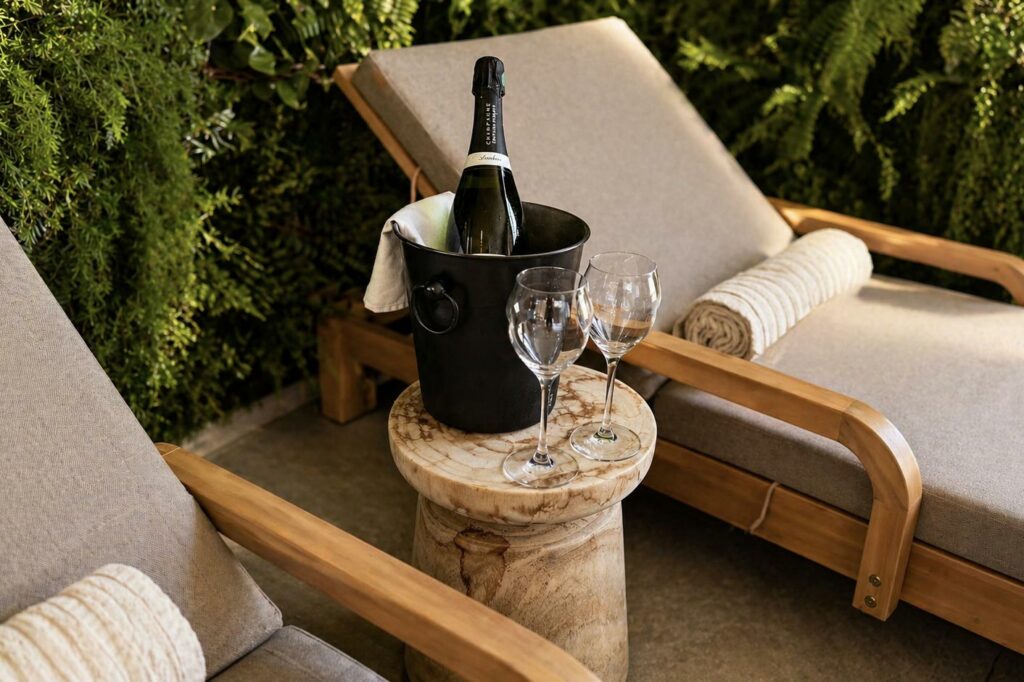 Espace spa et bien-être de l'hôtel Ostoria près de Périgueux avec transats de relaxation et mur végétal