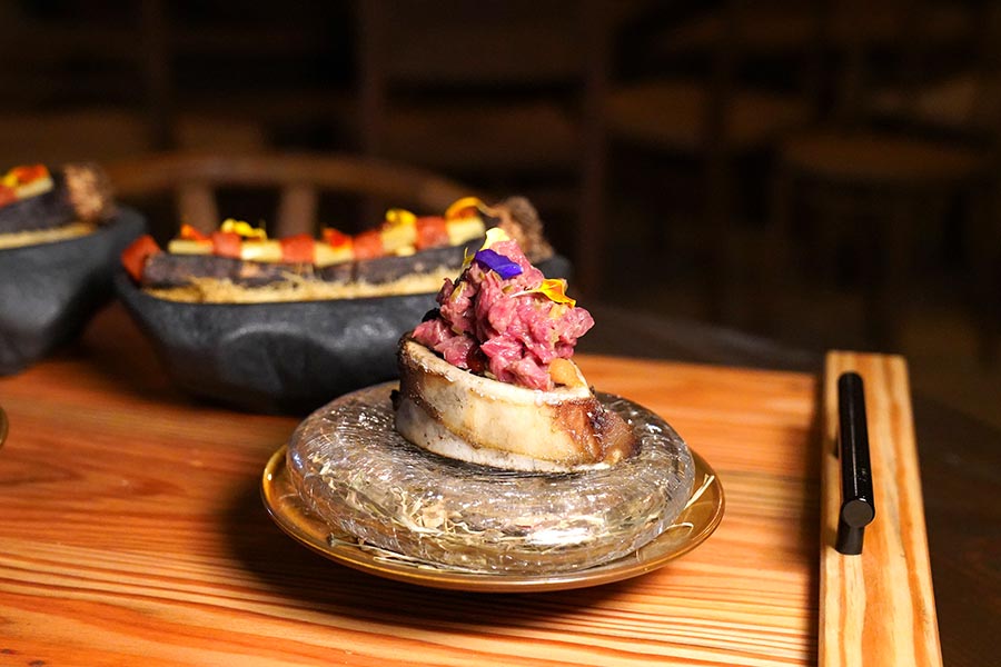 Reimagined beef tartare served at Restaurant Tòvera at the Ostoria hotel near Périgueux