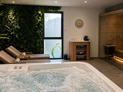 Espace bien-être spa jacuzzi, sauna et espace détente de l'hôtel Ostoria près de Périgueux en Dordogne